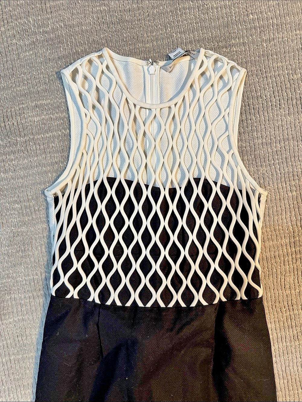 Diane von Furstenberg Mini Geometric Dress in Black & White Size 2 Like New - Picture 2 of 6